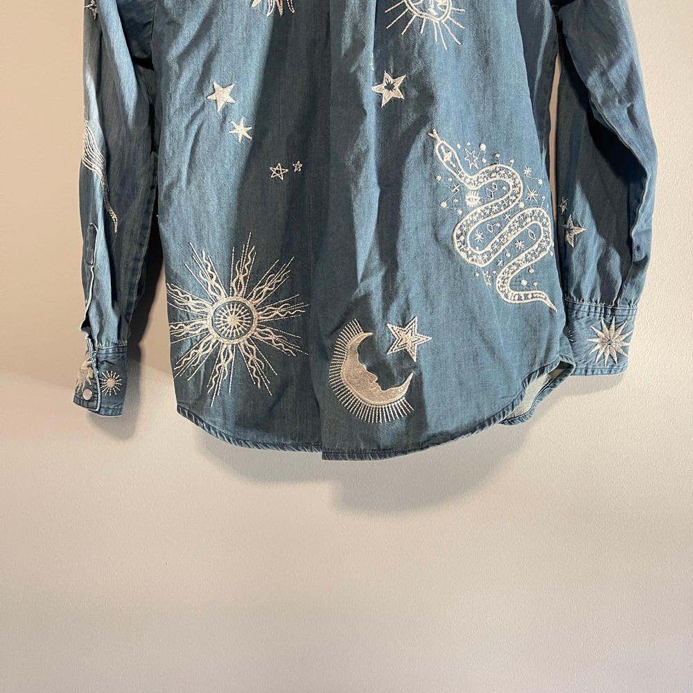 Johnny Was Embroidered Denim Pearl Snap Top Boho Sun Moon Snake Stars Boho XS - Picture 13 of 13
